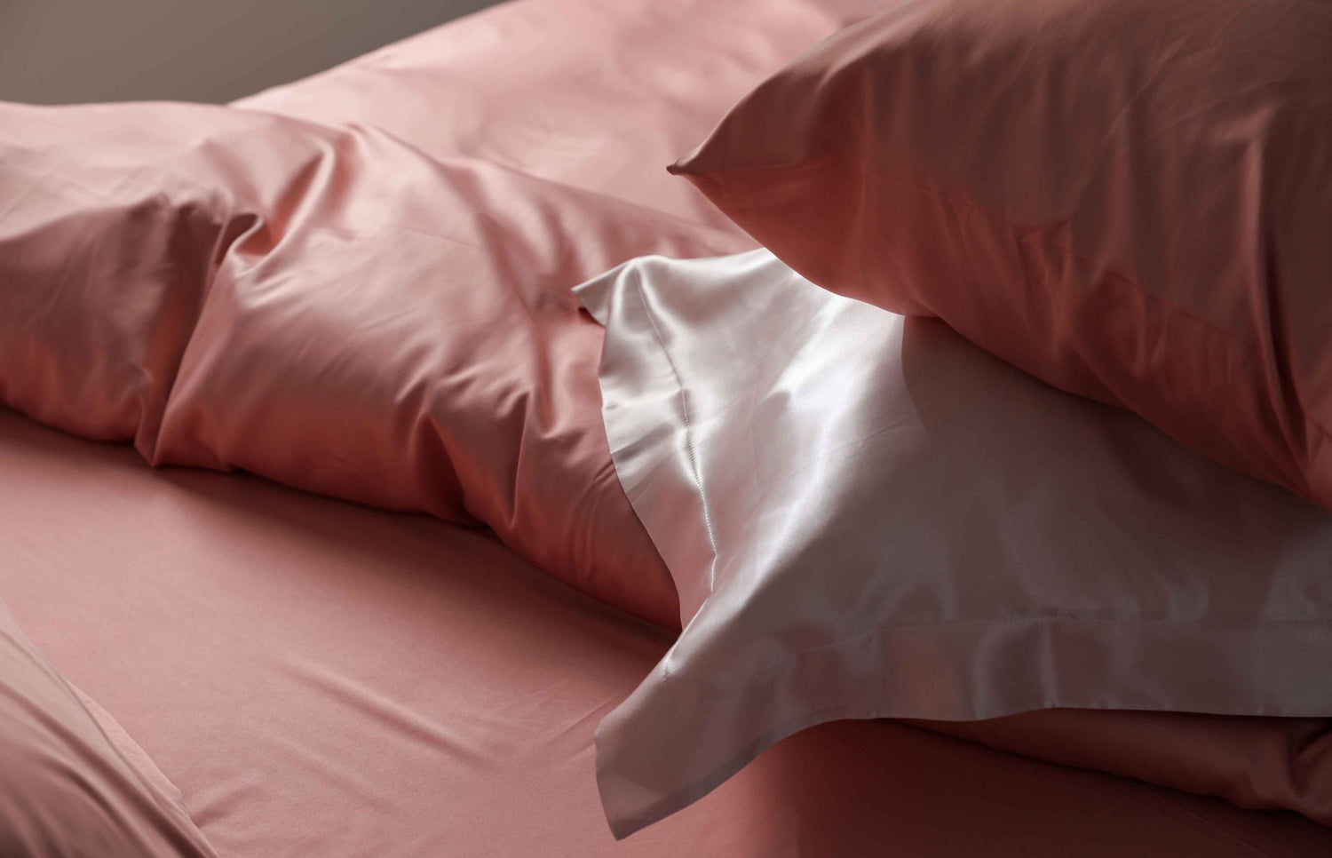 What’s The Difference Between Oxford & Housewife Pillowcases?
