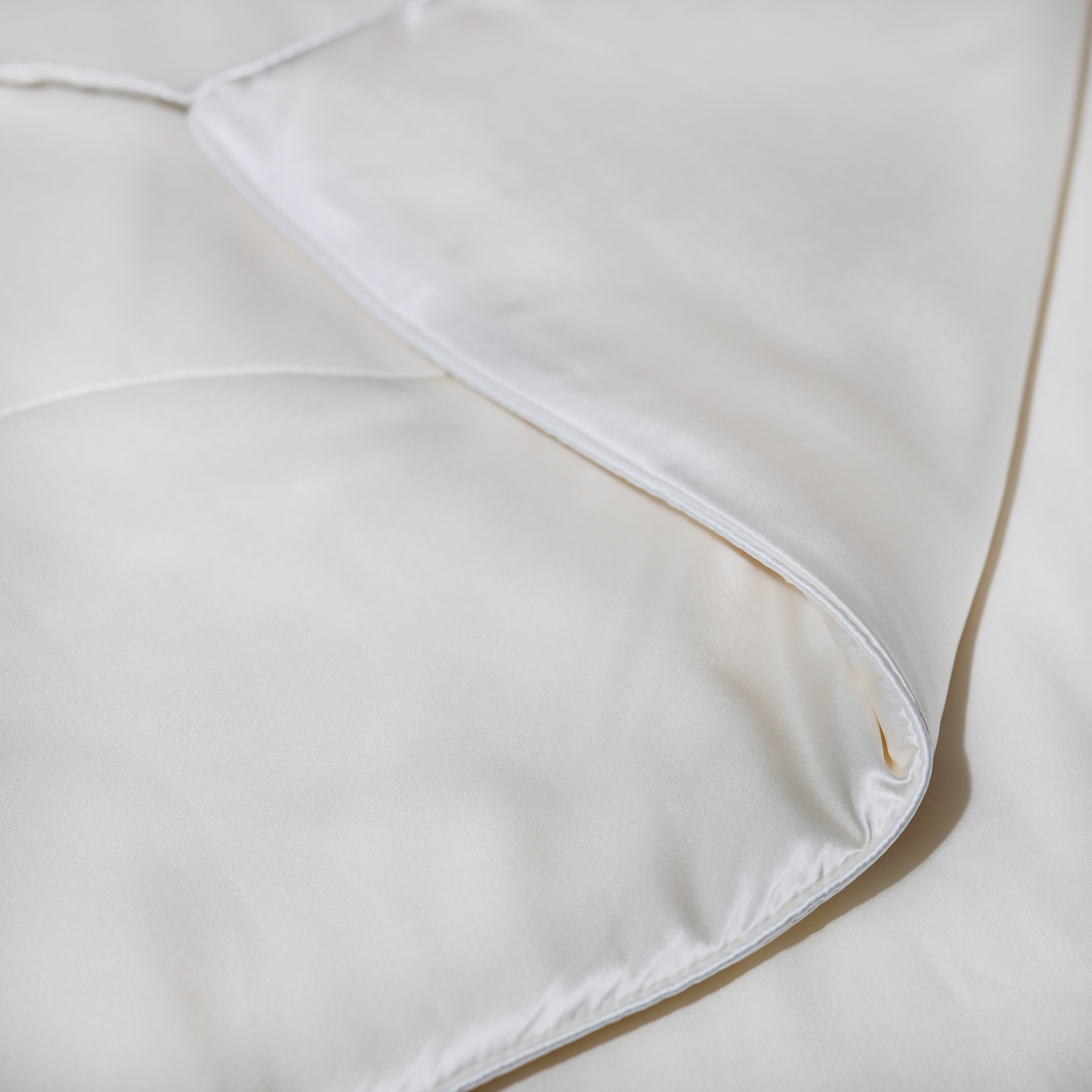 4 Tog Silk-Filled Silk Covered Duvet for Summer